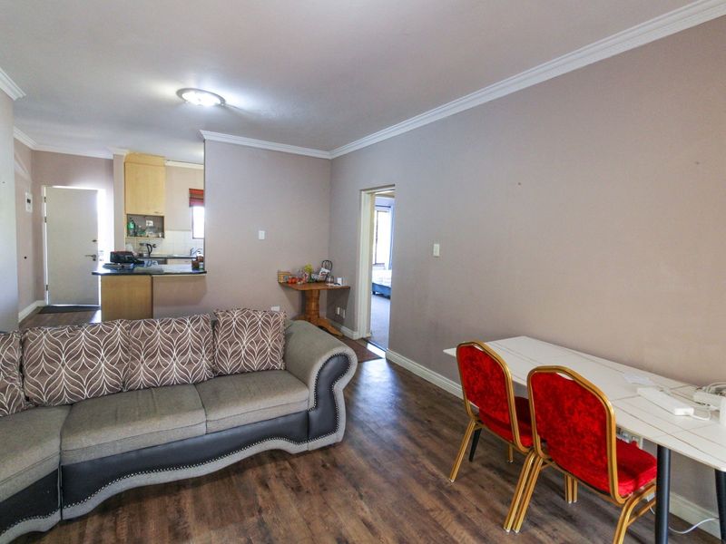 **Gorgeous Two-Bedroom Ground Floor Corner Apartment with Massive Garden in Morningside** - Photo 4