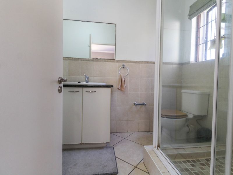 **Gorgeous Two-Bedroom Ground Floor Corner Apartment with Massive Garden in Morningside** - Photo 9