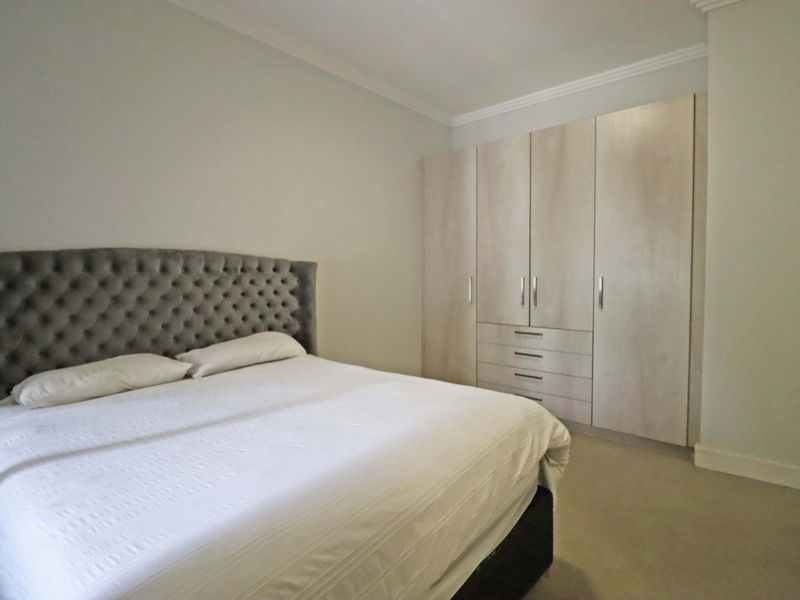 Modern Two-bedroom/ two-bathroom Apartment in Bryanston - Photo 10