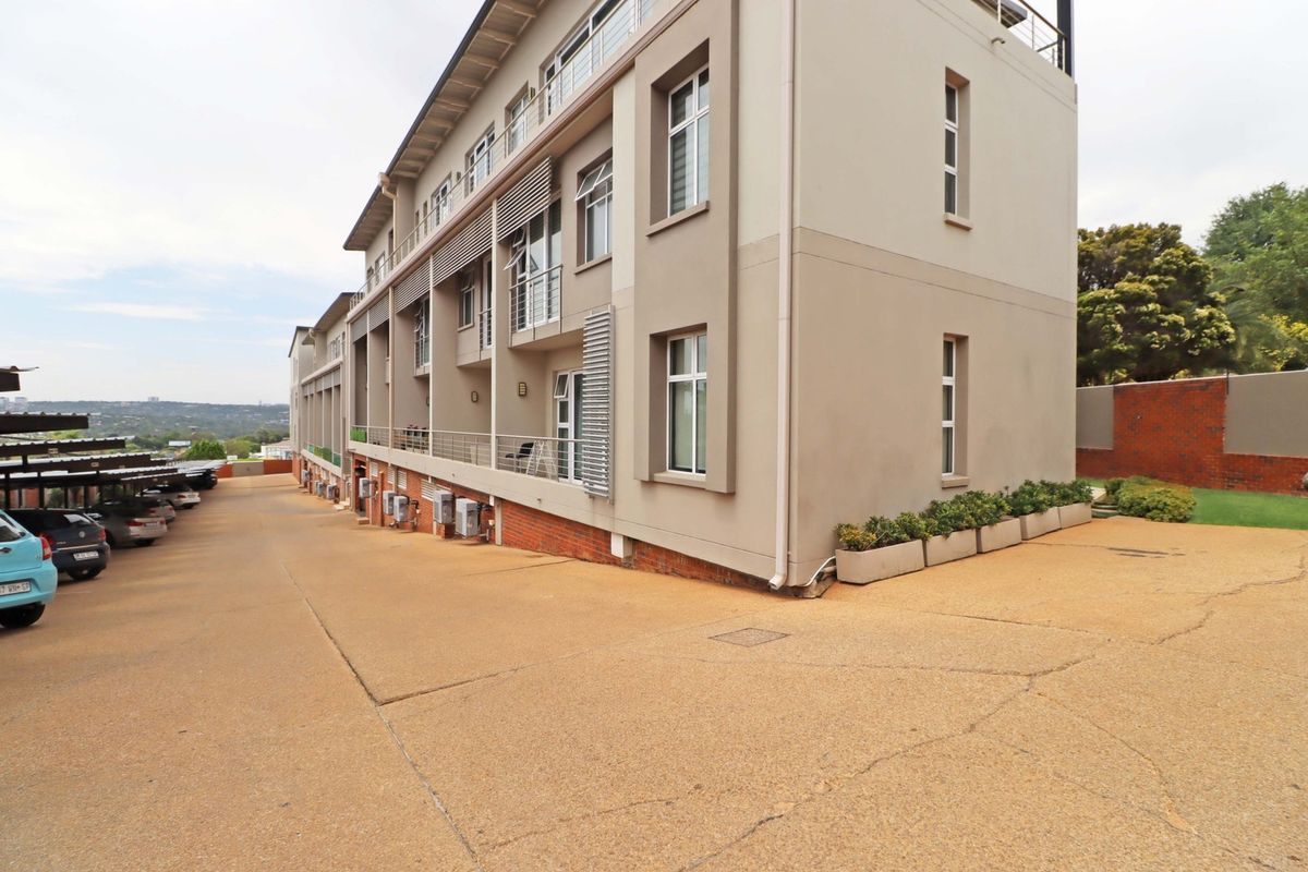 Modern Two-bedroom/ two-bathroom Apartment in Bryanston - Photo 2