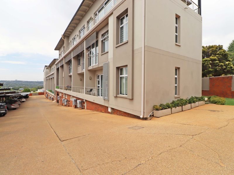 Modern Two-bedroom/ two-bathroom Apartment in Bryanston - Photo 2