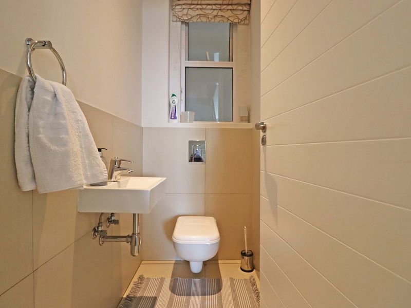 Modern Two-bedroom/ two-bathroom Apartment in Bryanston - Photo 8