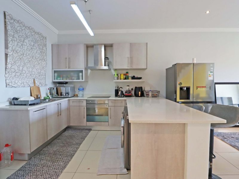 Modern Two-bedroom/ two-bathroom Apartment in Bryanston - Photo 7