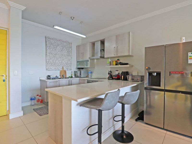 Modern Two-bedroom/ two-bathroom Apartment in Bryanston - Photo 6