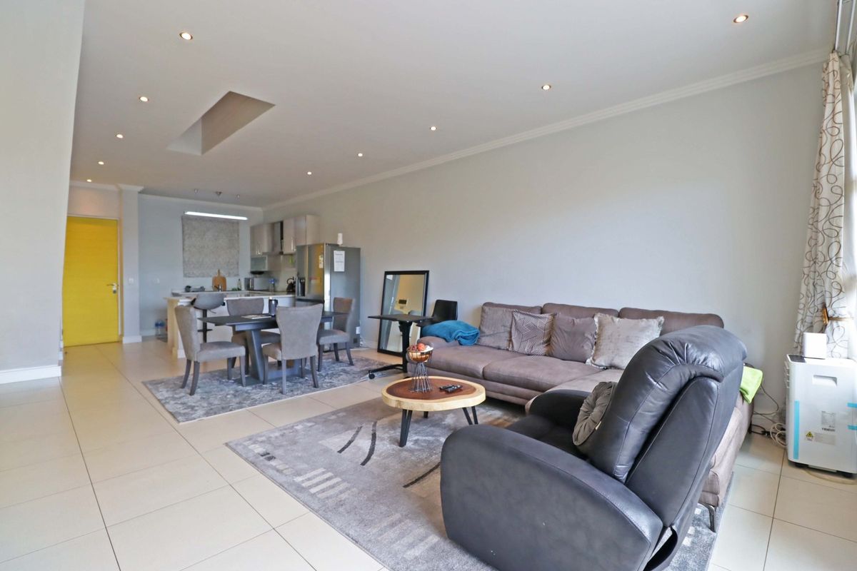 Modern Two-bedroom/ two-bathroom Apartment in Bryanston - Photo 3
