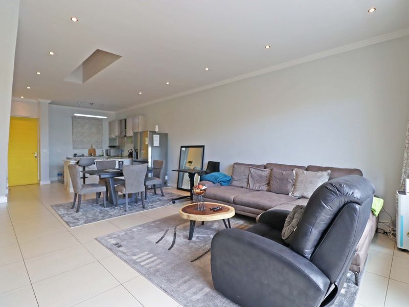 Modern Two-bedroom/ two-bathroom Apartment in Bryanston - Photo 3