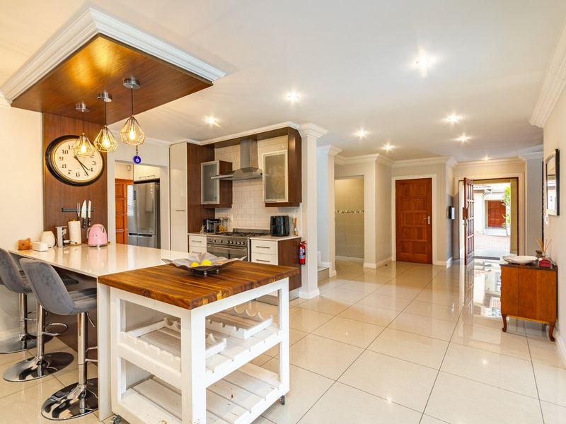 Modern 4-Bedroom Home in Exclusive Secure Estate - Photo 6