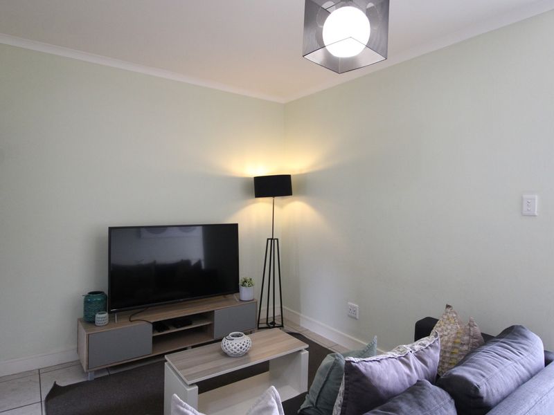 1 Bed 1 Bath unit for sale. NO TRANSFER COSTS!! - Photo 2