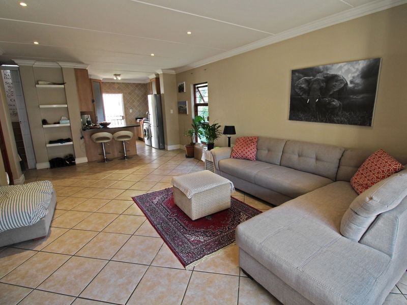 Townhouse For Sale In Sandton - Photo 2