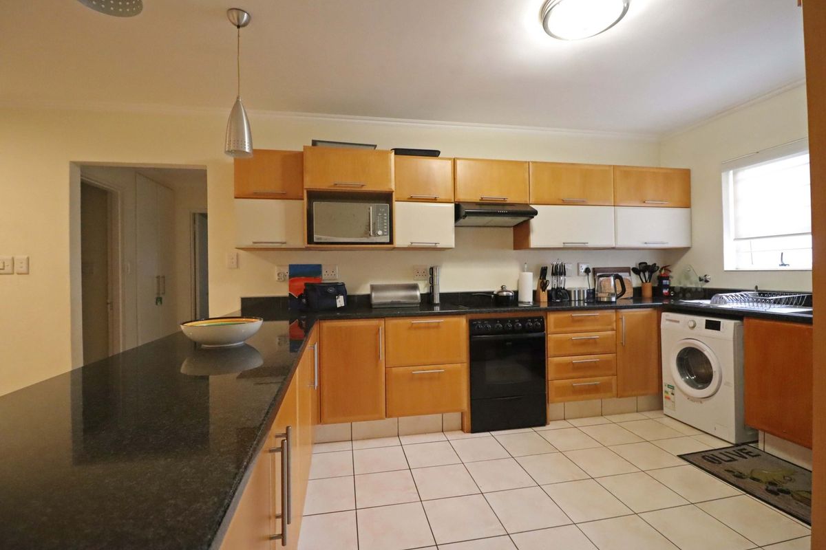Beautiful 2-Bedroom, 2-Bathroom Apartment with Study Area & Spacious Balcony - Photo 2