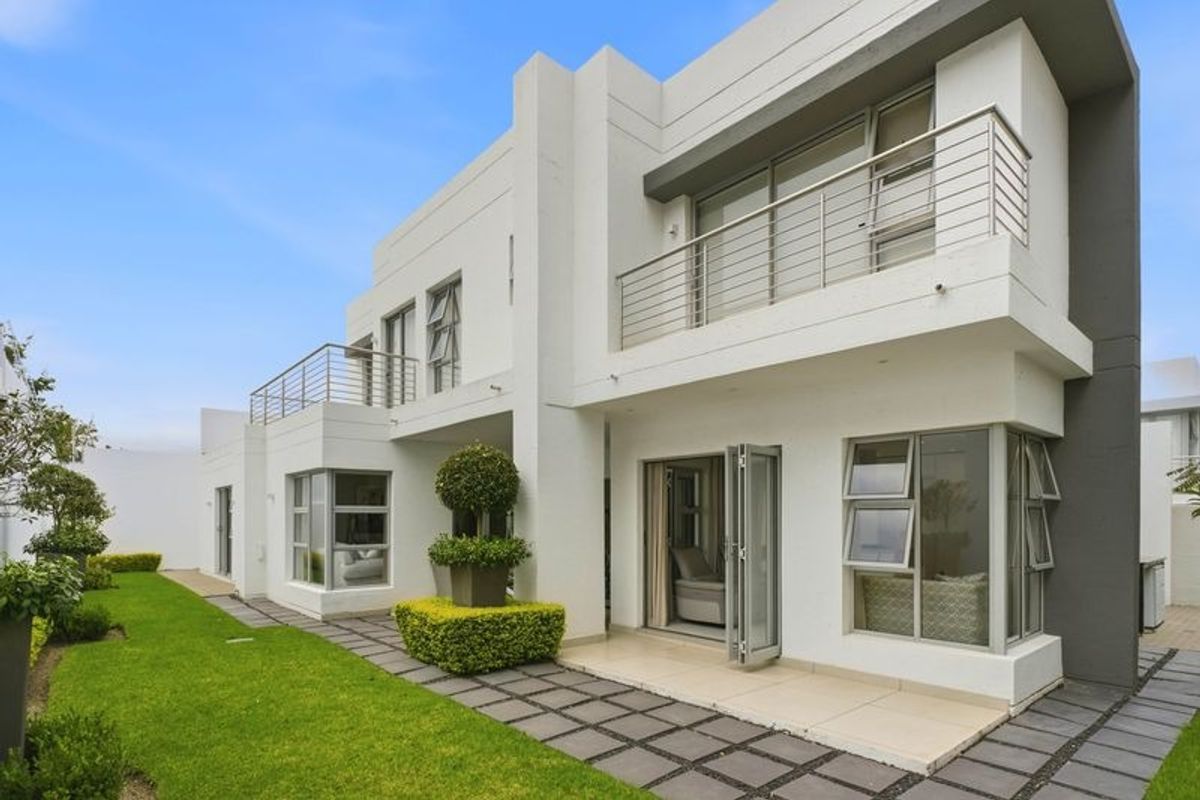 Modern Elegance, Spacious & Seamlessly Designed Luxury Townhouse - Photo 2