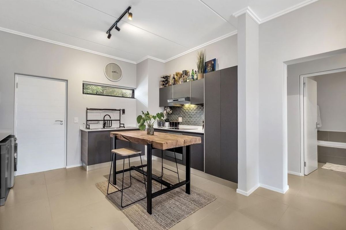 INVESTMENT OPPORTUNITY for the discerning investor with a Tenant in Place. - Photo 4