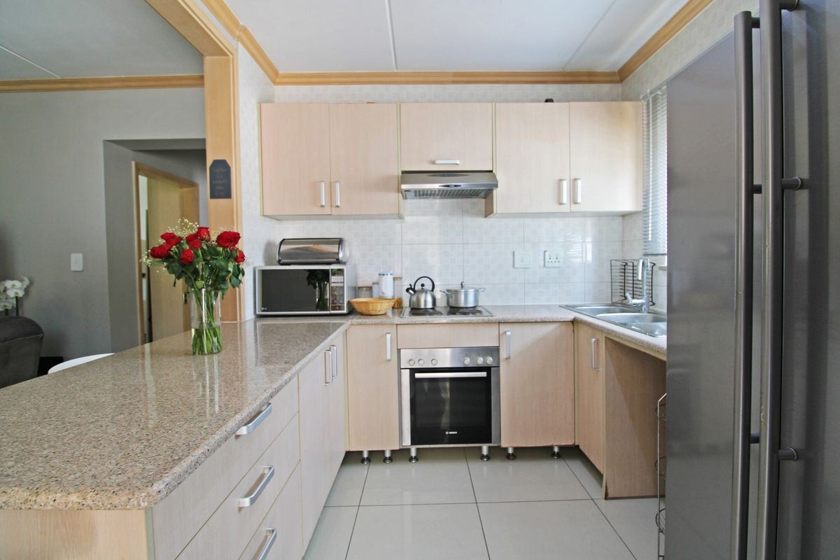 Bright & Spacious Garden Apartment in a Popular Midrand Complex - Photo 3