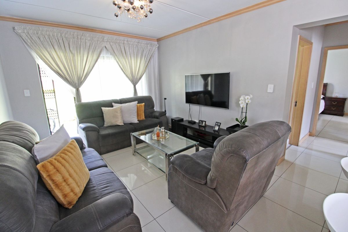 Bright & Spacious Garden Apartment in a Popular Midrand Complex - Photo 5