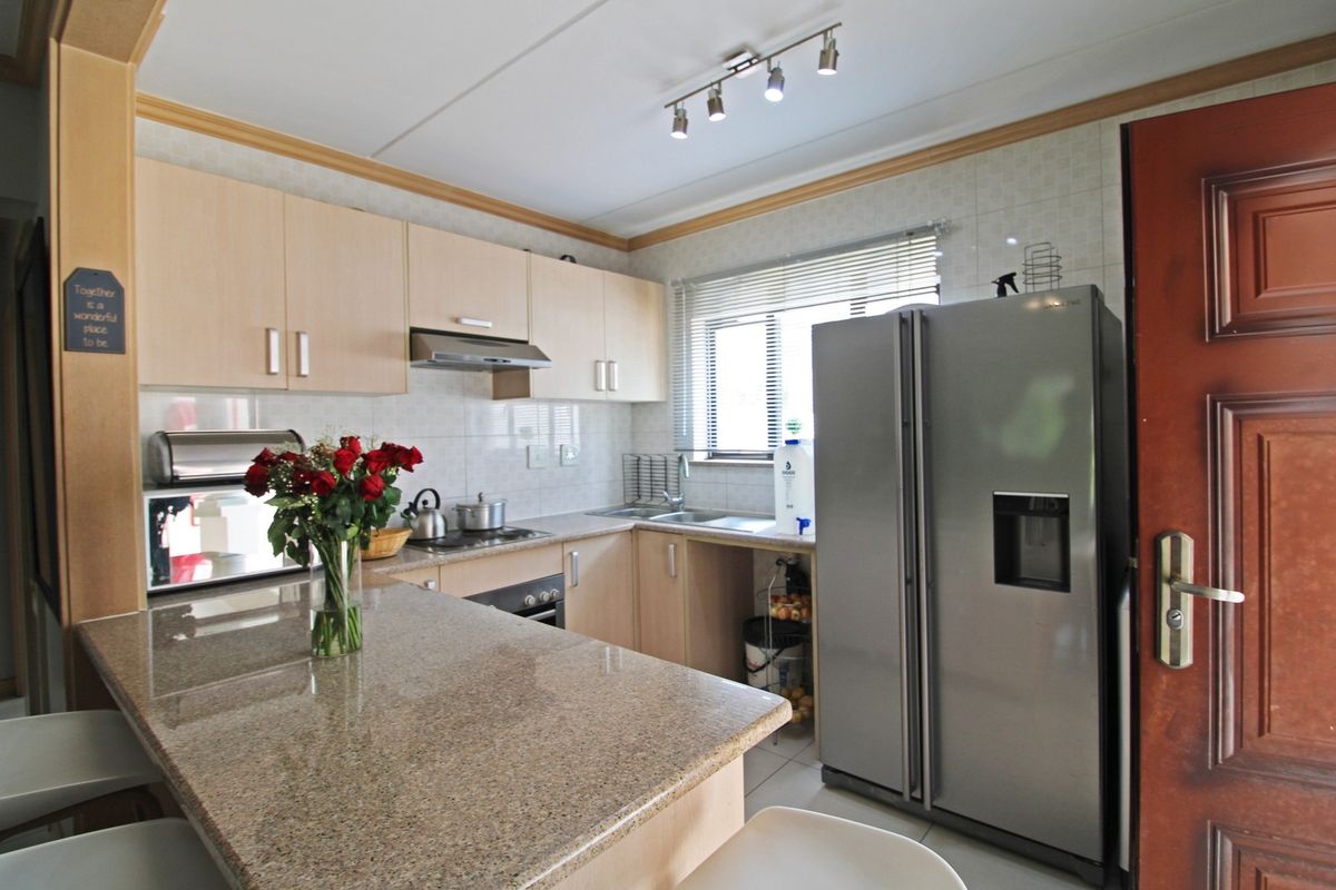 Bright & Spacious Garden Apartment in a Popular Midrand Complex - Photo 4
