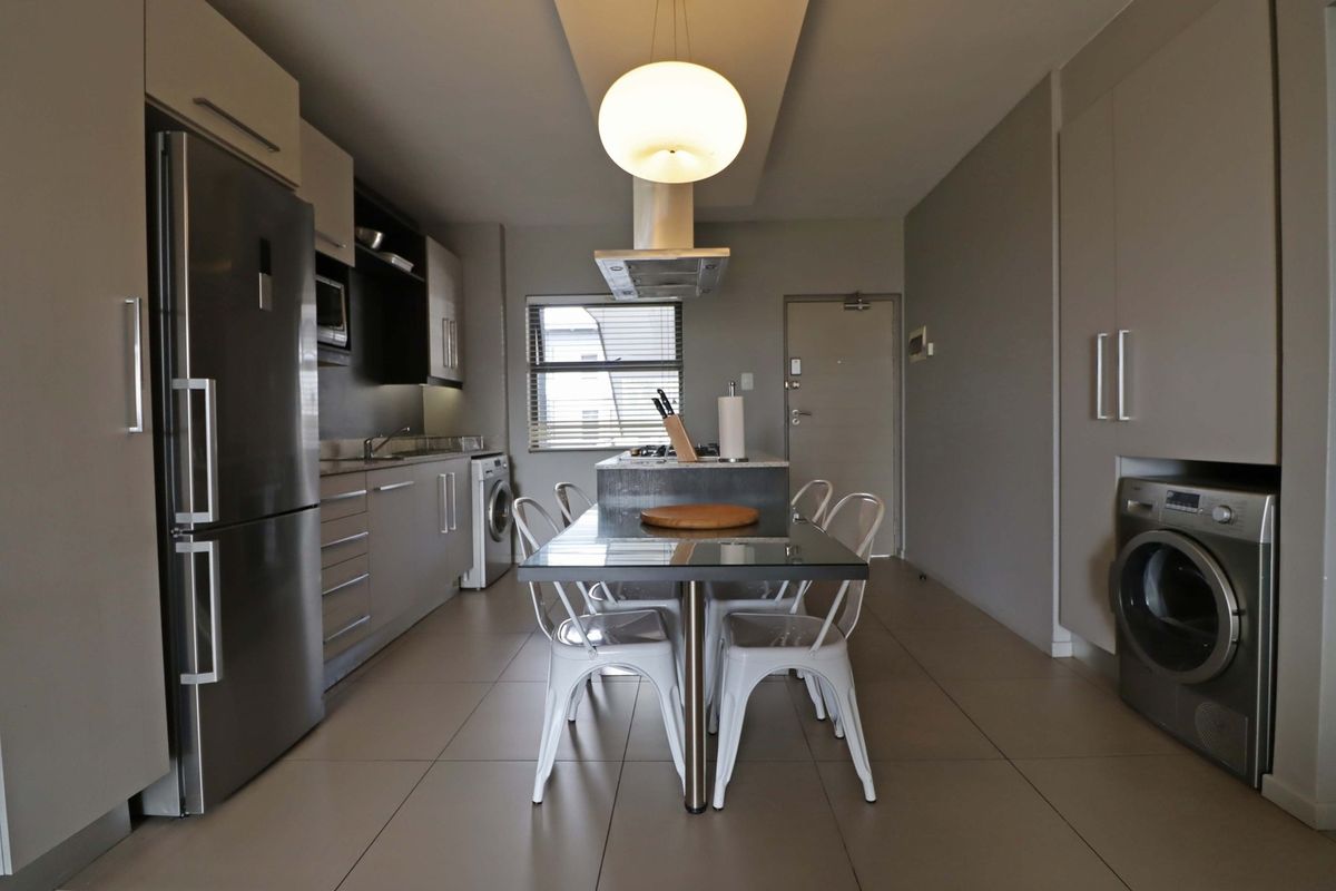 Secure & Stylish 2-Bedroom Apartment in Well Maintained Complex - Photo 3