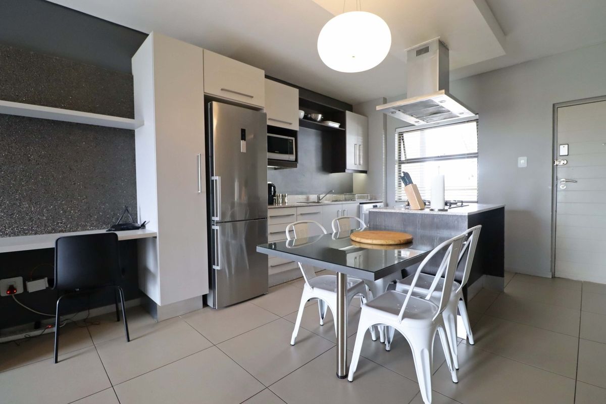 Secure & Stylish 2-Bedroom Apartment in Well Maintained Complex - Photo 4