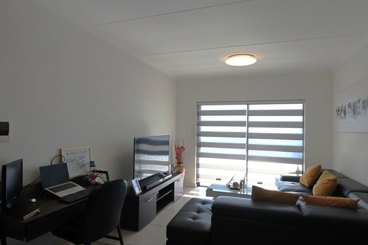 Perfect Lock-Up-and-Go Two Bedroom Apartment in The Aura. - Photo 5