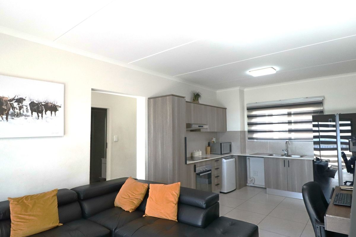 Perfect Lock-Up-and-Go Two Bedroom Apartment in The Aura. - Photo 2
