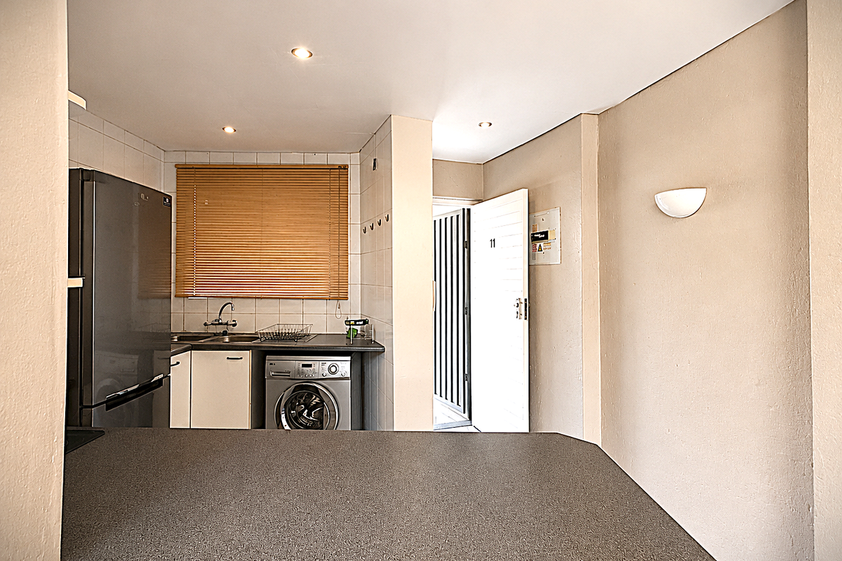 Tranquil Lock-Up-and-Go Apartment in Sought-After Edenburg - Photo 5