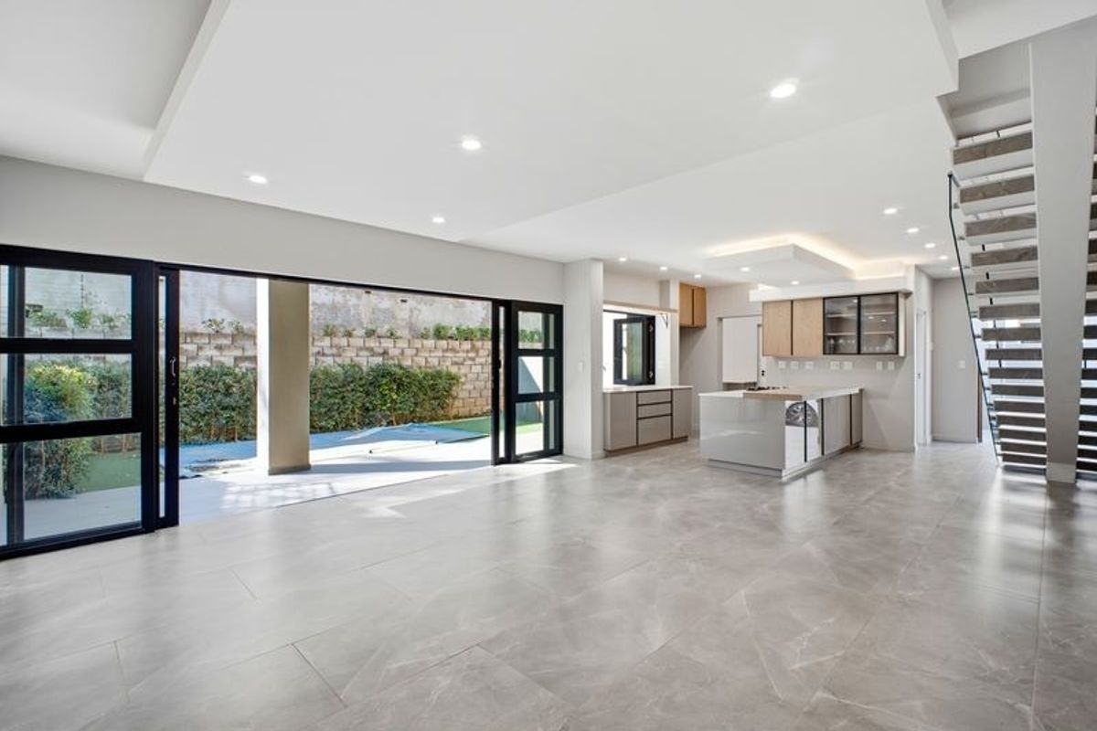 Stylish Contemporary & Modern Bryanston Home Featuring 3 Bedrooms and 3 En-Suite Bathrooms - Photo 4