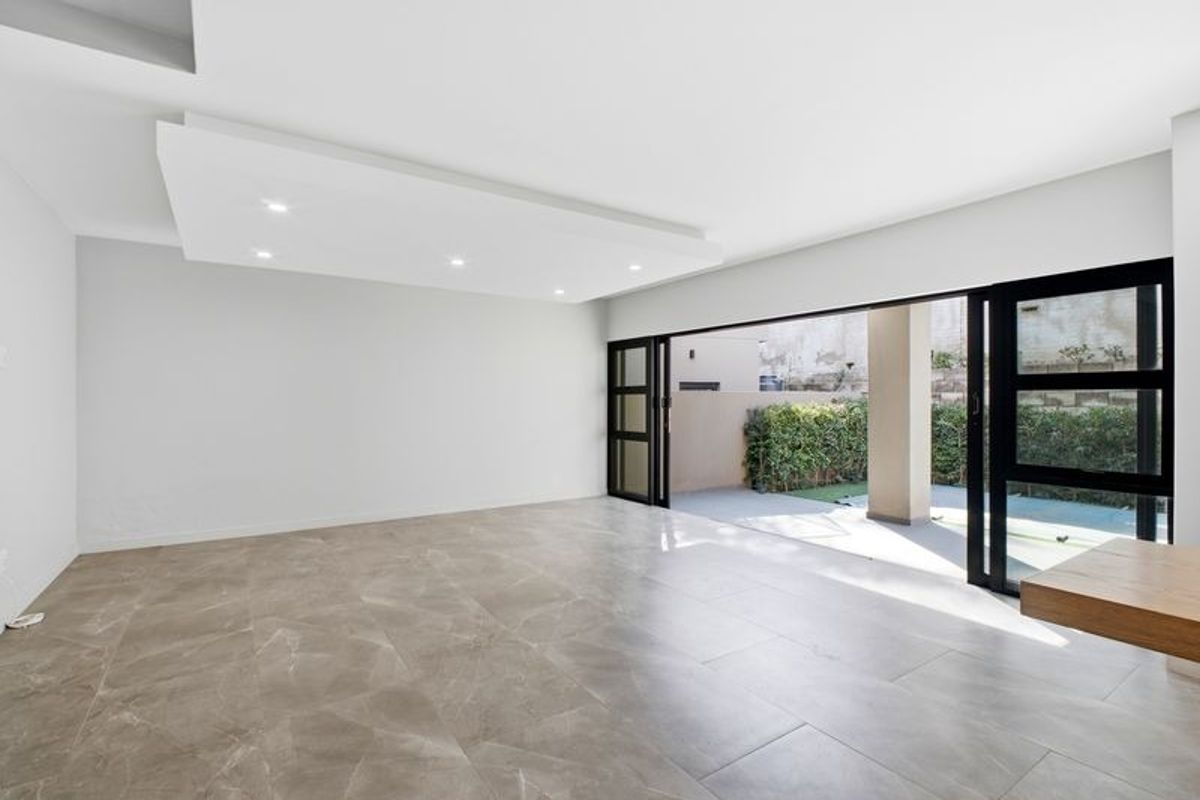 Stylish Contemporary & Modern Bryanston Home Featuring 3 Bedrooms and 3 En-Suite Bathrooms - Photo 3