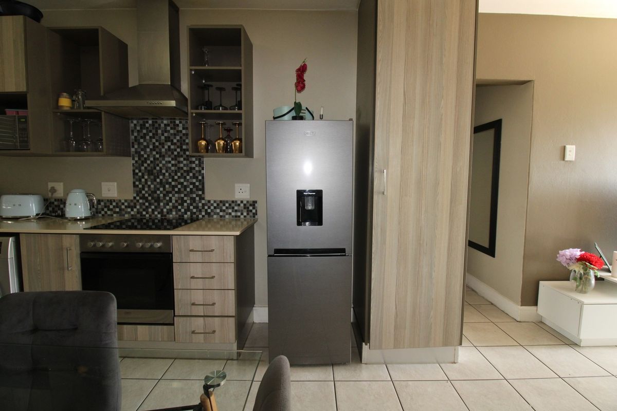 Modern 2-Bedroom Apartment in The Cube – Secure Living in the Heart of Rivonia - Photo 5
