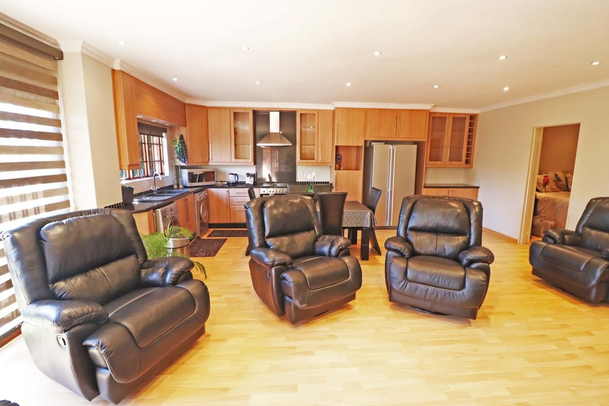 Modern 2-Bedroom Simplex with Private Garden For Sale in Edenburg - Photo 2