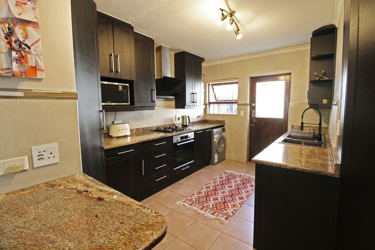 Sunny 3 Bedroom Family Townhouse in Prestigious Bryanston Estate - Photo 5