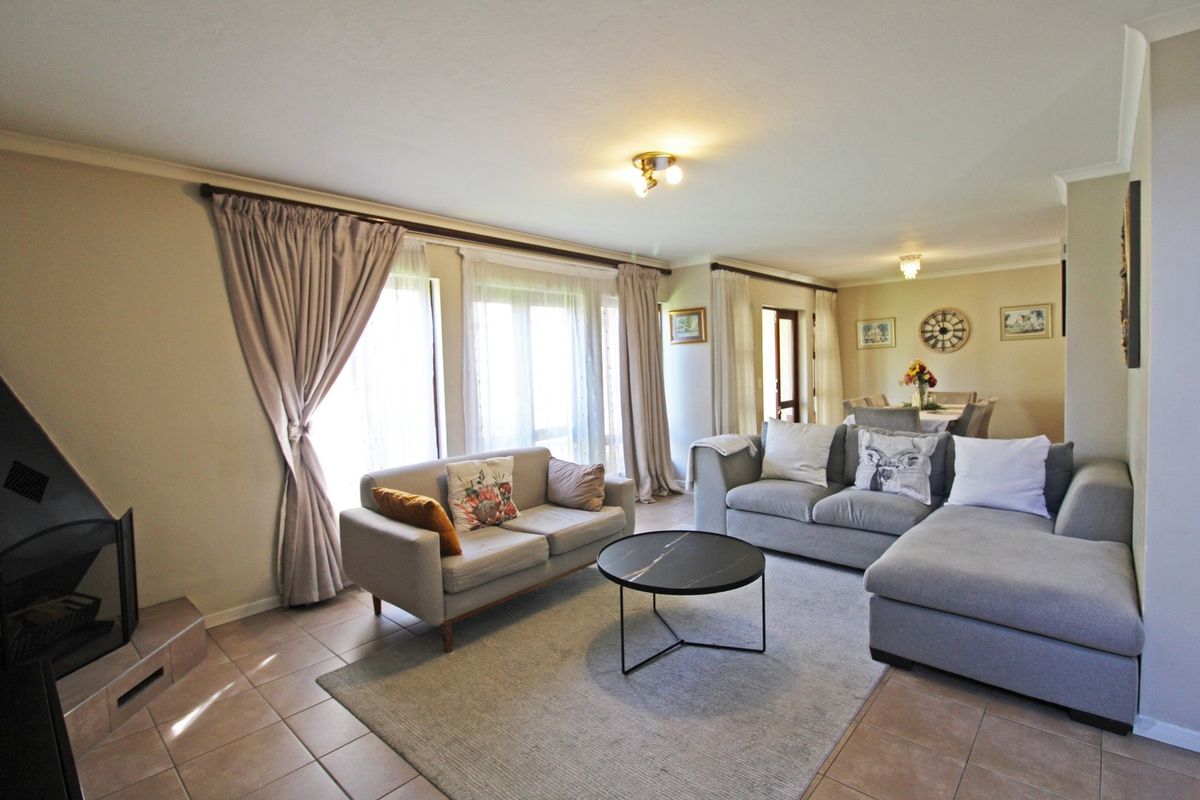 Sunny 3 Bedroom Family Townhouse in Prestigious Bryanston Estate - Photo 3