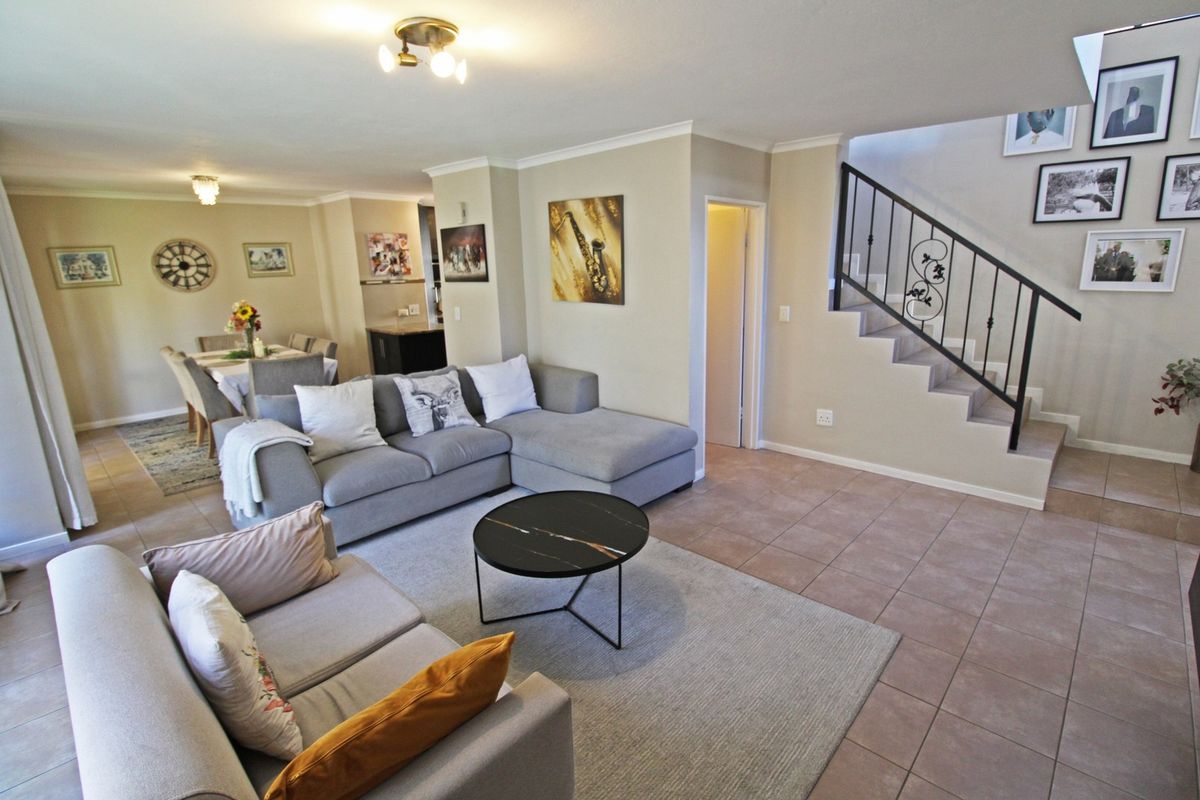 Sunny 3 Bedroom Family Townhouse in Prestigious Bryanston Estate - Photo 4