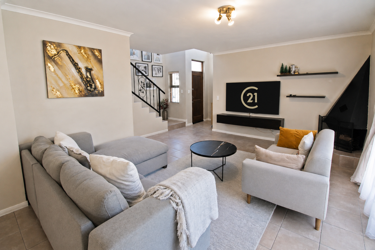 Sunny 3 Bedroom Family Townhouse in Prestigious Bryanston Estate - Photo 2