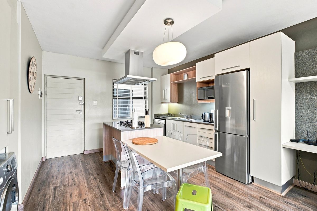 Modern 2-Bed, 2-Bath Apartment | Airbnb-Friendly | Bryanston - Photo 2