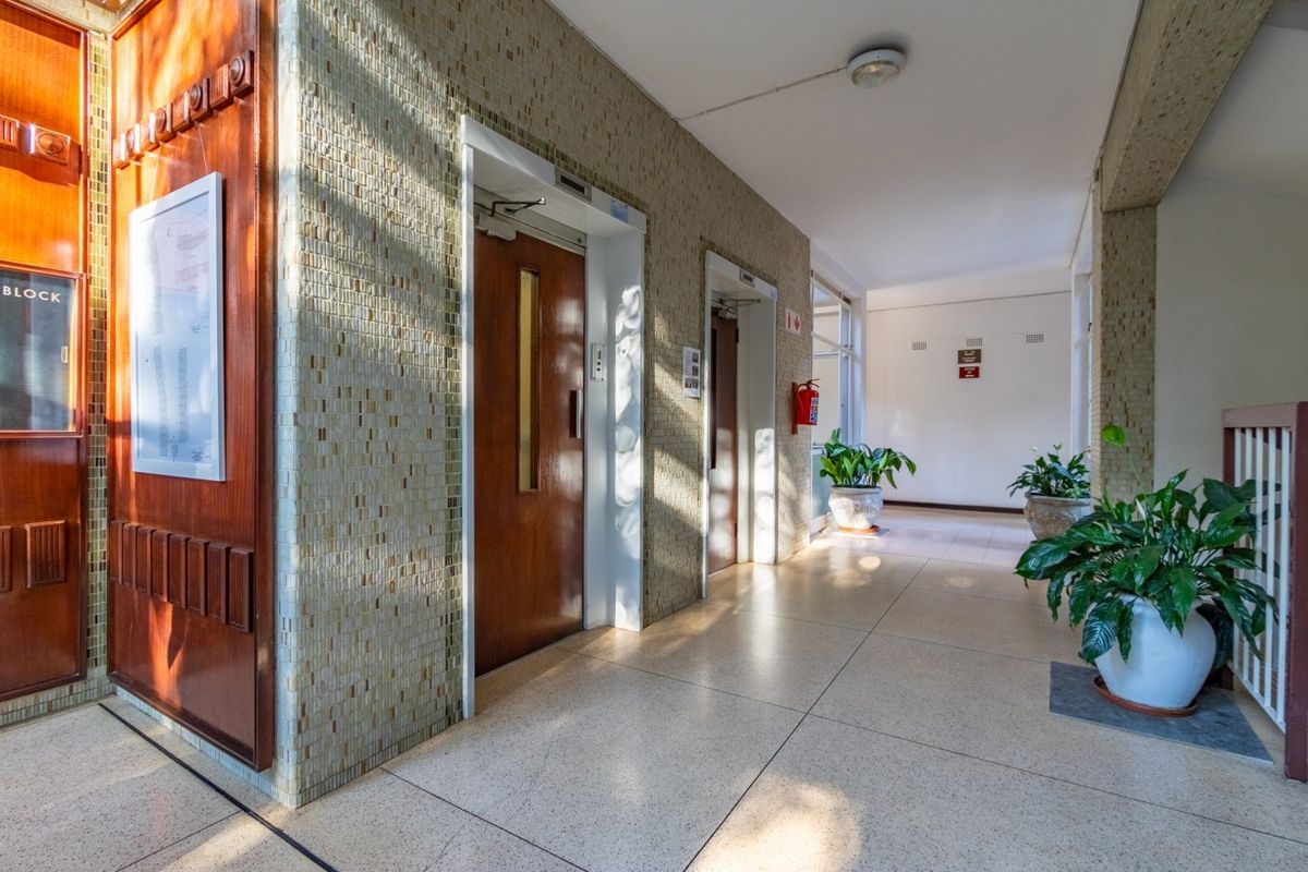 3 Bedroom Apartment for Sale in the beautiful Sandton suburb of Riepen Park! - Photo 2