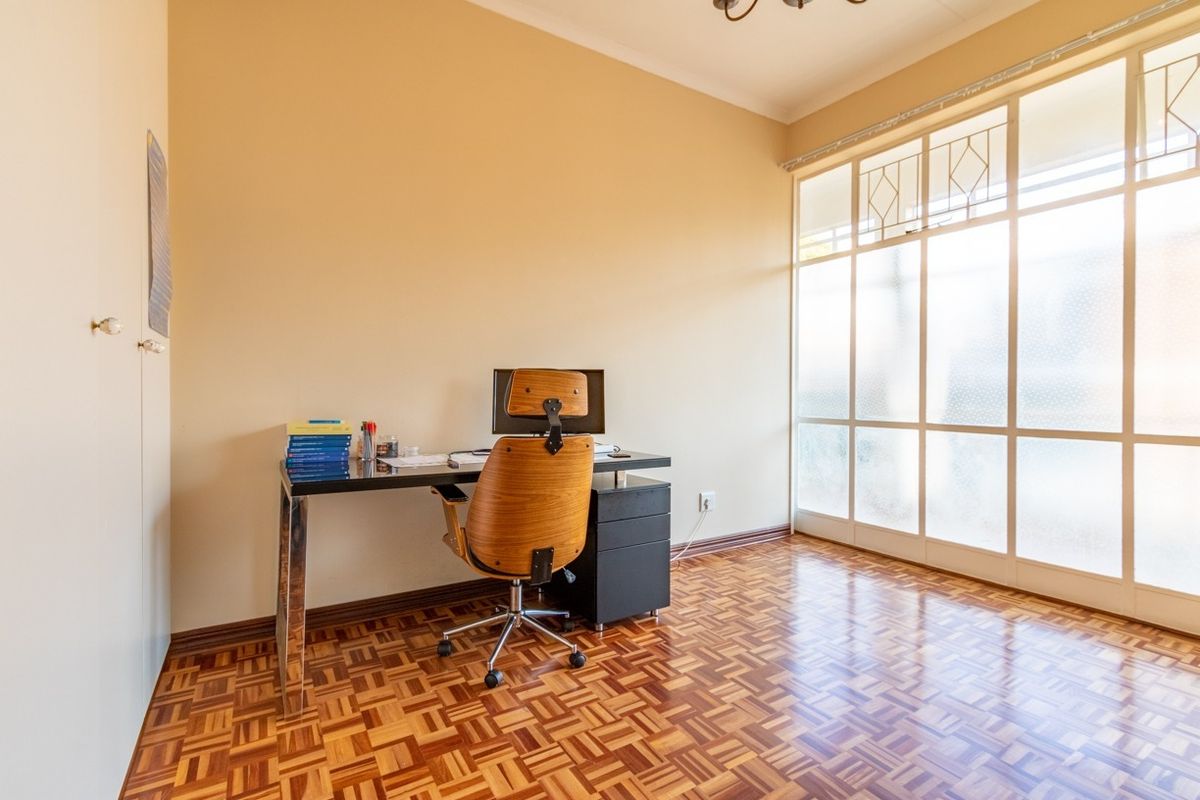 3 Bedroom Apartment for Sale in the beautiful Sandton suburb of Riepen Park! - Photo 5