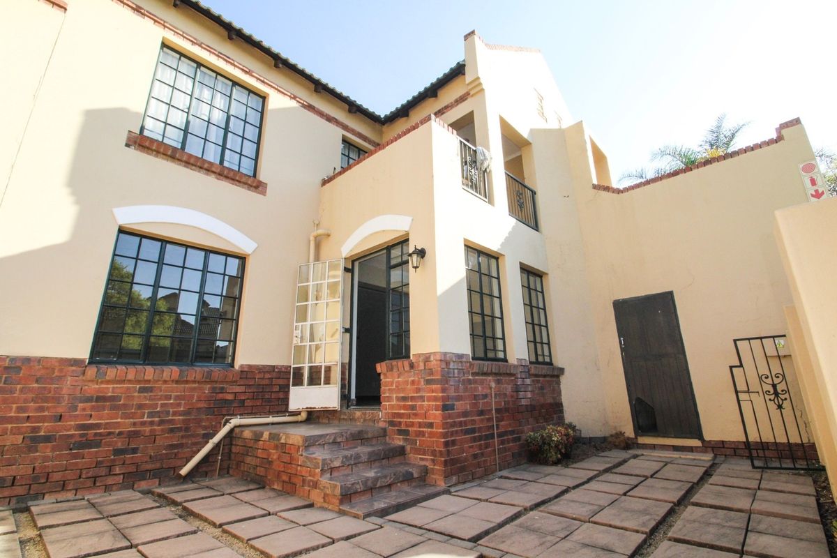 2-Bedroom Apartment With A Touch Of Old-World Charm - Photo 2