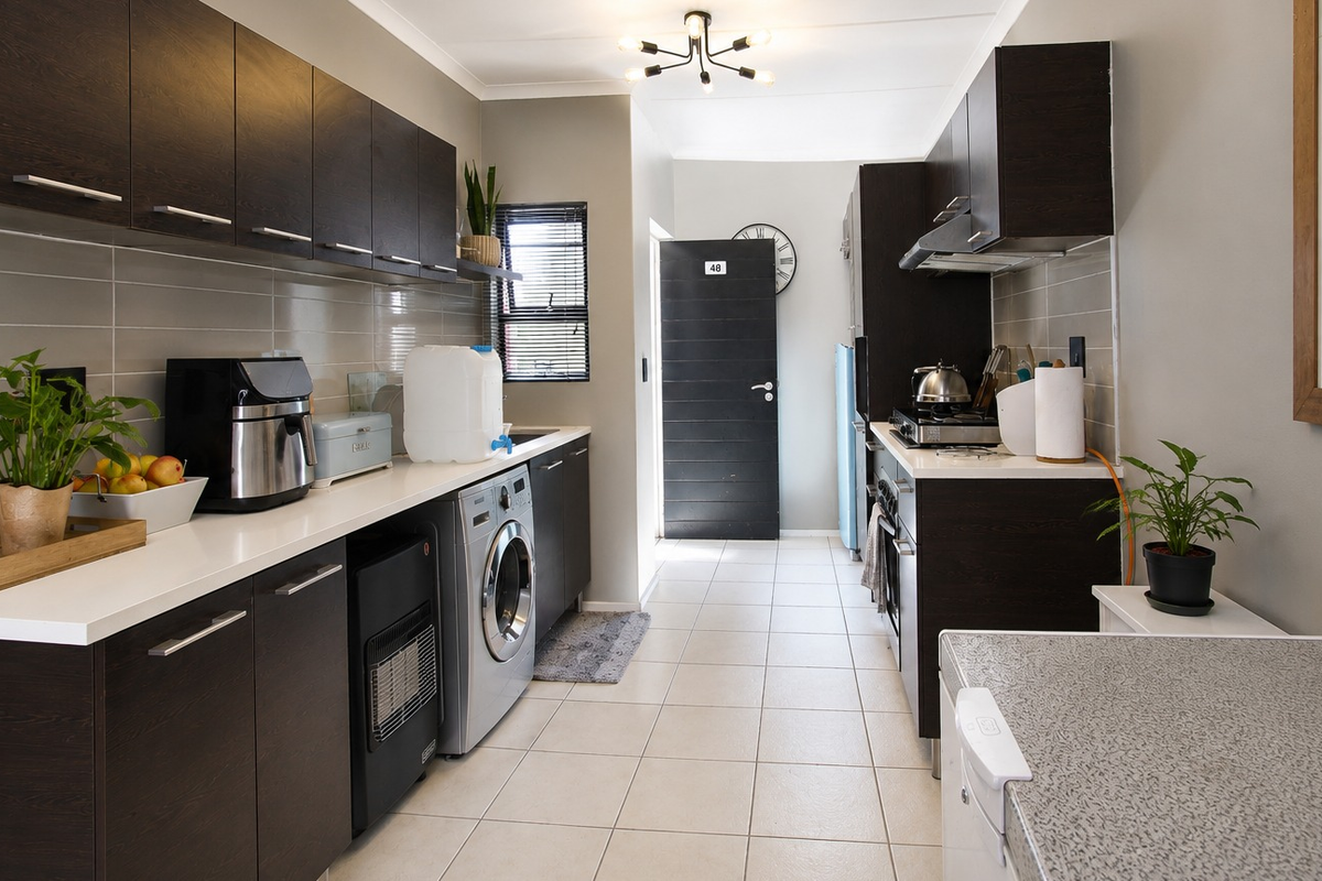 Modern 2-Bed Garden Townhouse – Perfect for First-Time Buyers & Investors - Photo 2