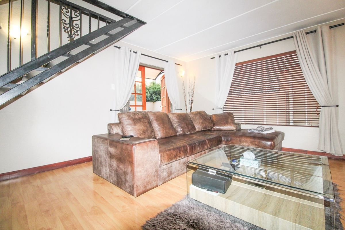 3-Bedroom Loft Townhouse with French Charm - Photo 3