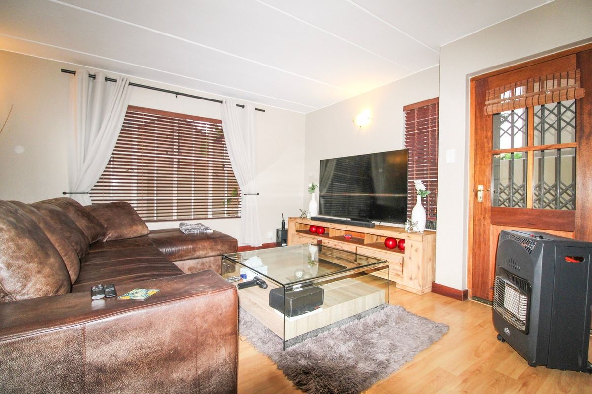 3-Bedroom Loft Townhouse with French Charm - Photo 4