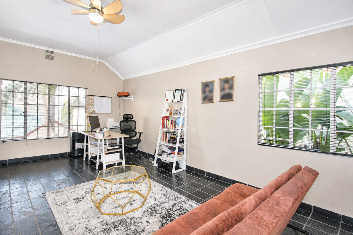3-Bedroom Loft Townhouse with French Charm - Photo 5