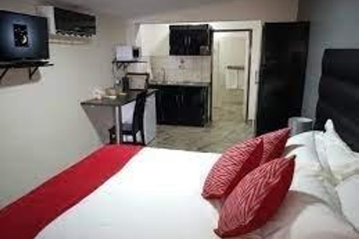 THIS GUESTHOUSE IS CENTRALLY LOCATED IN MOOKGOPHONG PREVIOUSLY KNOWN AS NABOOMSPRUIT. - Photo 4