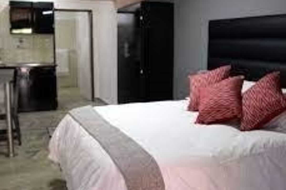 THIS GUESTHOUSE IS CENTRALLY LOCATED IN MOOKGOPHONG PREVIOUSLY KNOWN AS NABOOMSPRUIT. - Photo 3