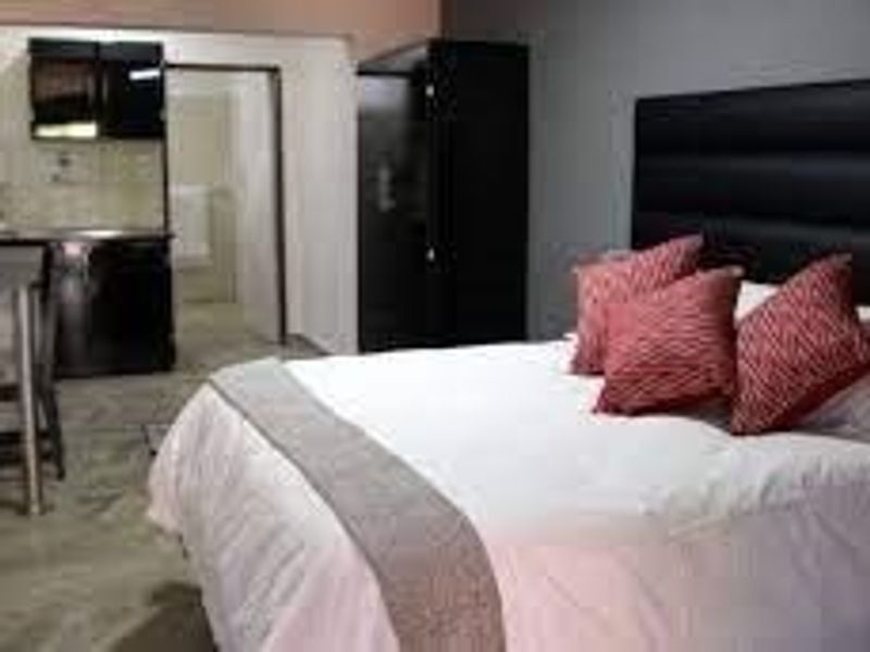 THIS GUESTHOUSE IS CENTRALLY LOCATED IN MOOKGOPHONG PREVIOUSLY KNOWN AS NABOOMSPRUIT. - Photo 3