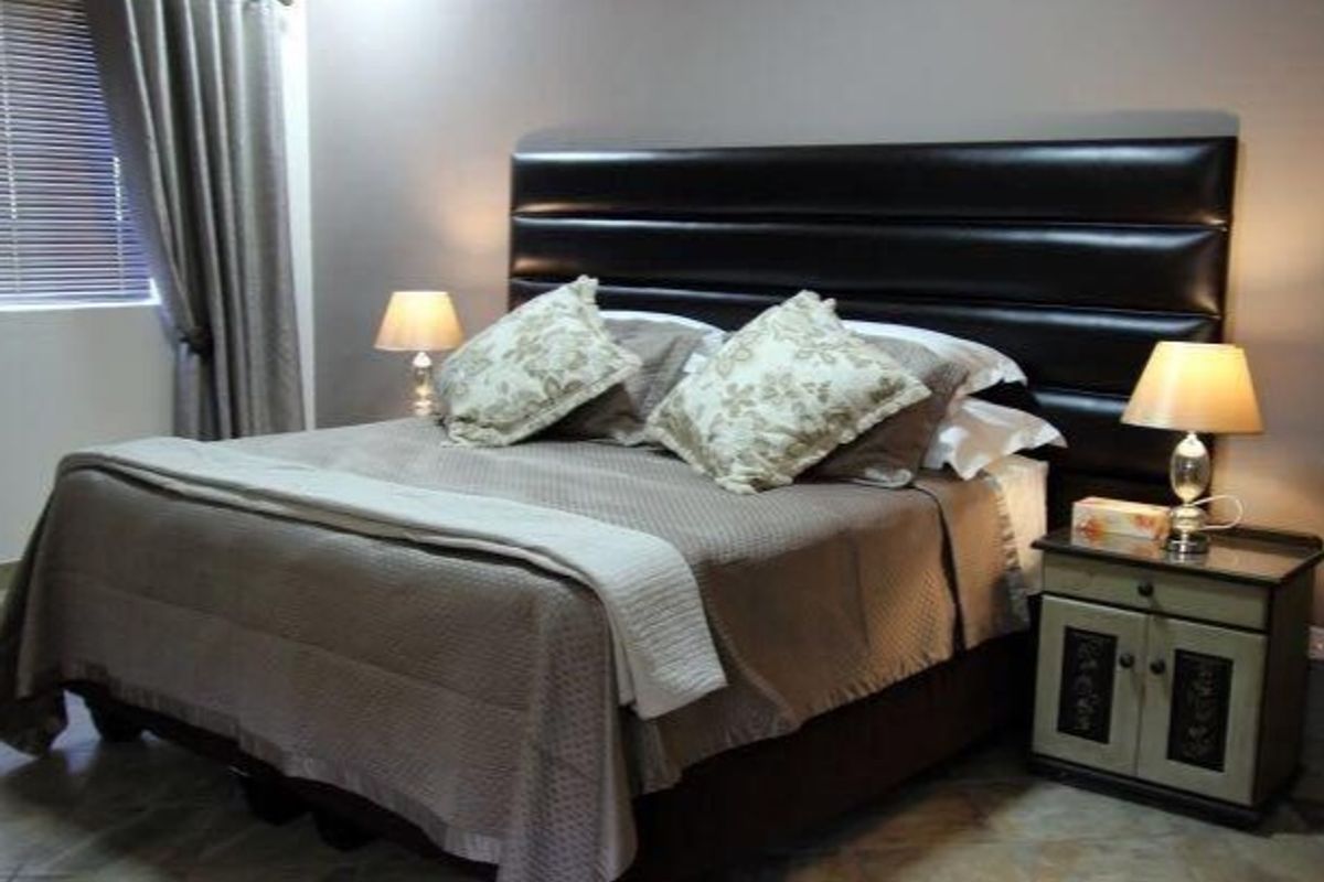 THIS GUESTHOUSE IS CENTRALLY LOCATED IN MOOKGOPHONG PREVIOUSLY KNOWN AS NABOOMSPRUIT. - Photo 5