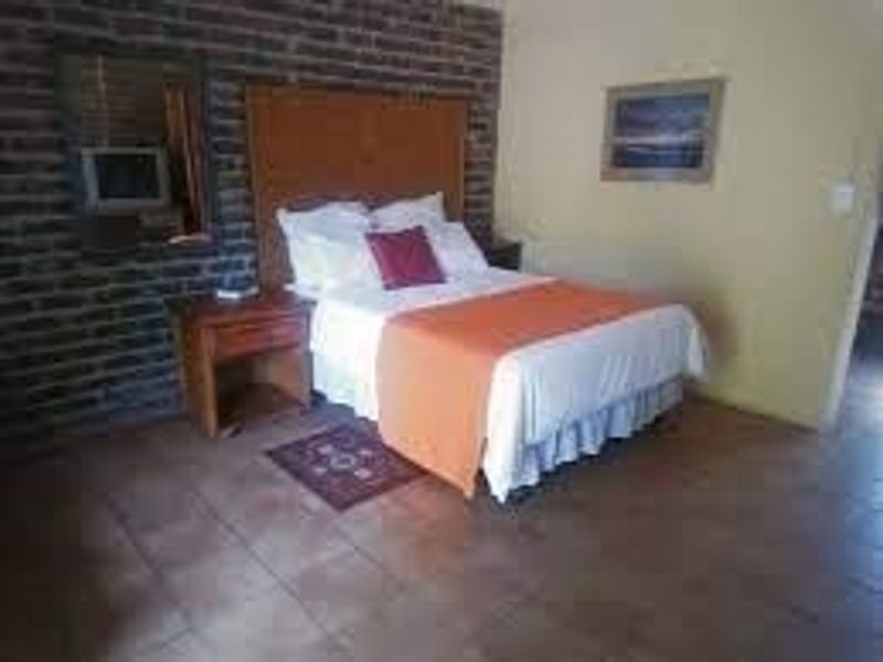 THIS GUESTHOUSE IS CENTRALLY LOCATED IN MOOKGOPHONG PREVIOUSLY KNOWN AS NABOOMSPRUIT. - Photo 10