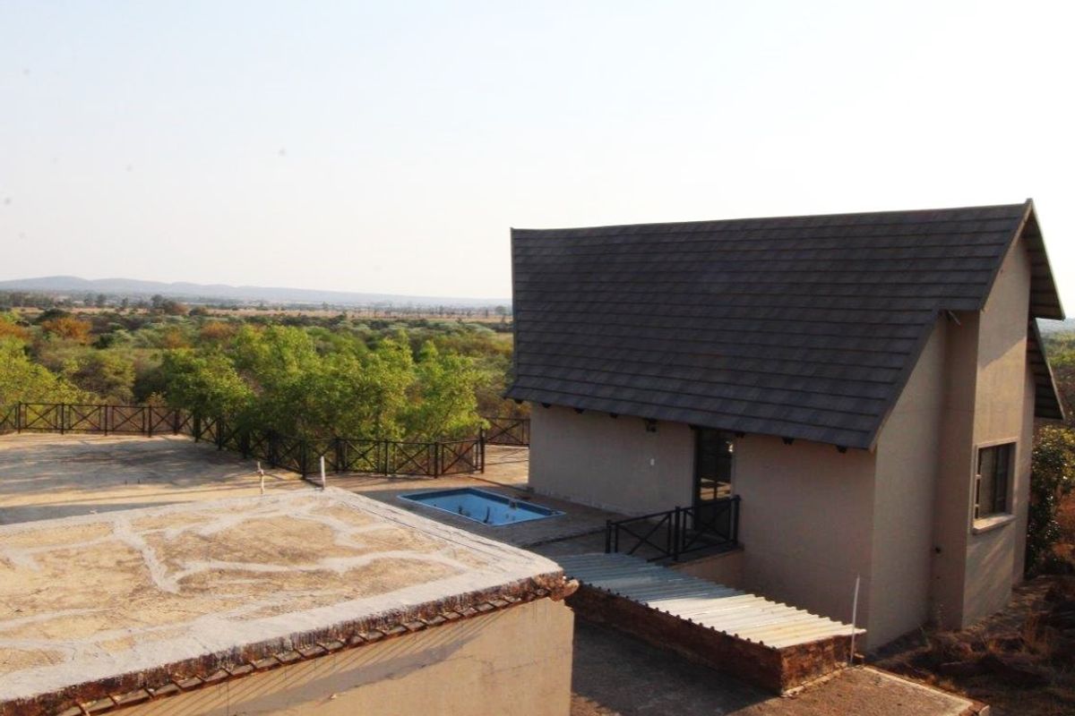 This little gem offers the most beautiful view of Kranskop Mountain in the area. - Photo 4