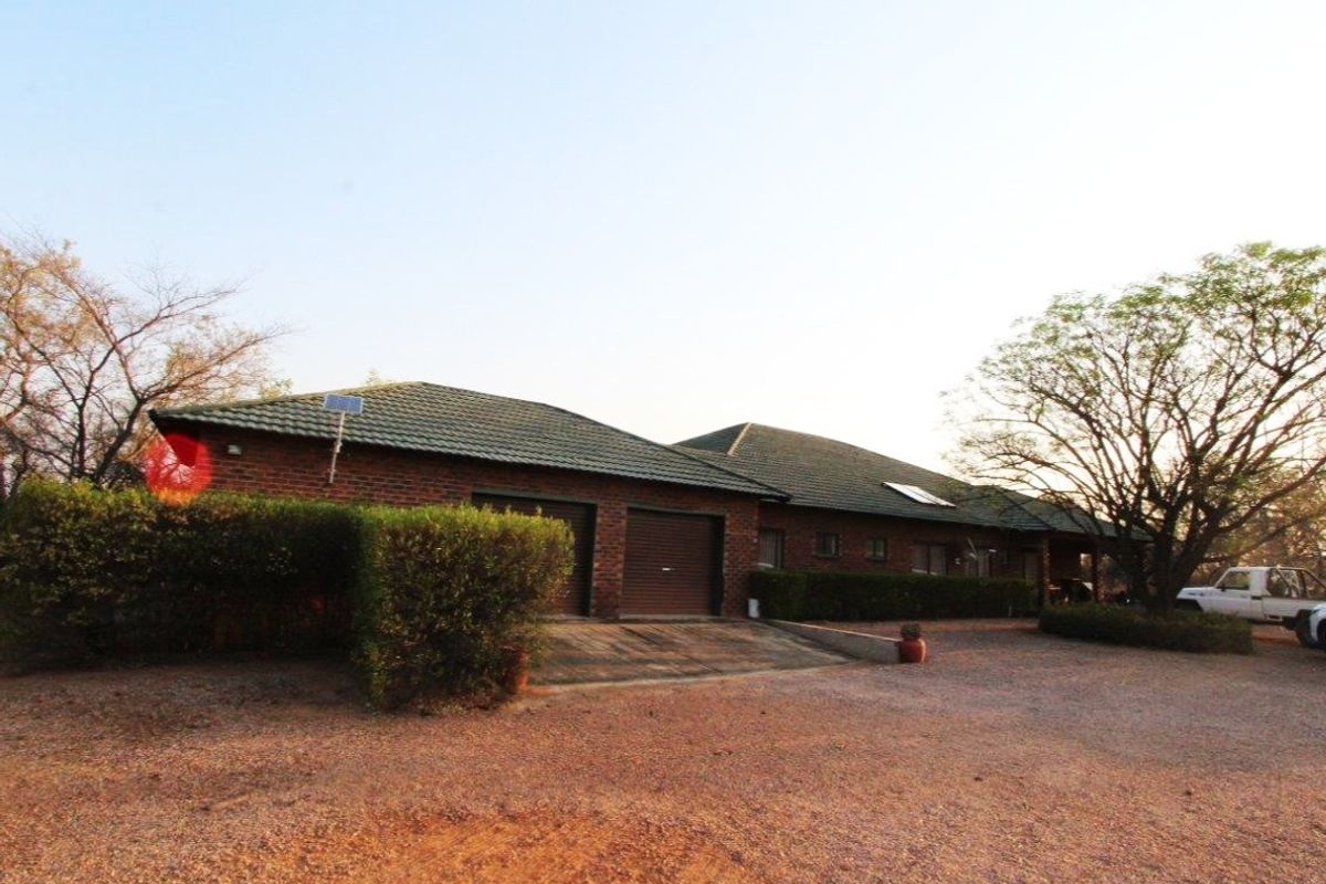 This little gem offers the most beautiful view of Kranskop Mountain in the area. - Photo 5