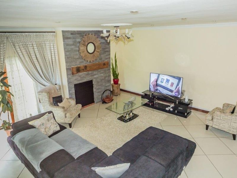 INVESTOR FIXER UPPER! - Photo 9