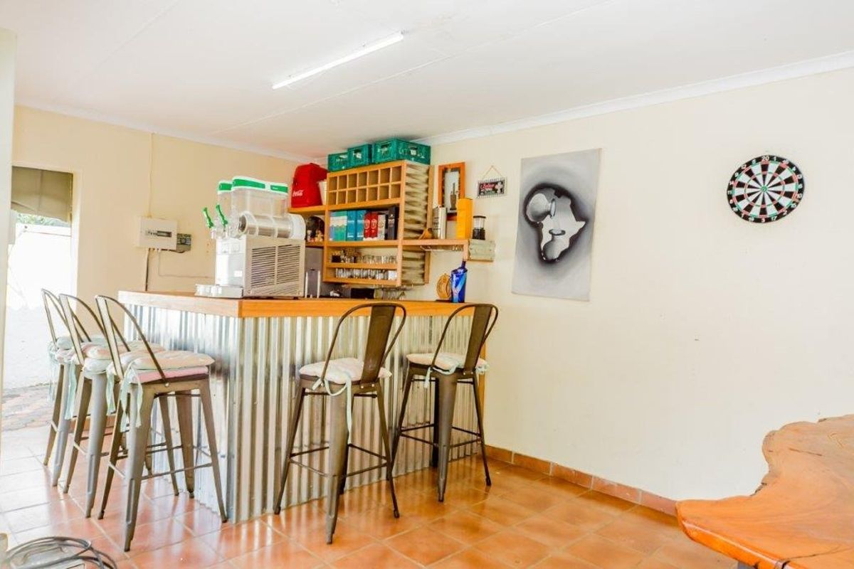 INVESTOR FIXER UPPER! - Photo 4