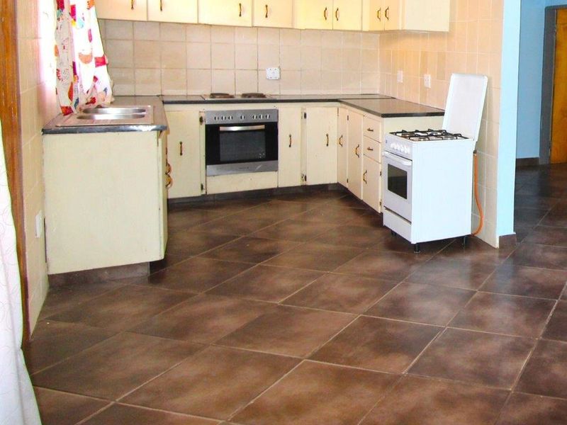 Beautifull 3 bedroom home close to the hospital - Photo 2